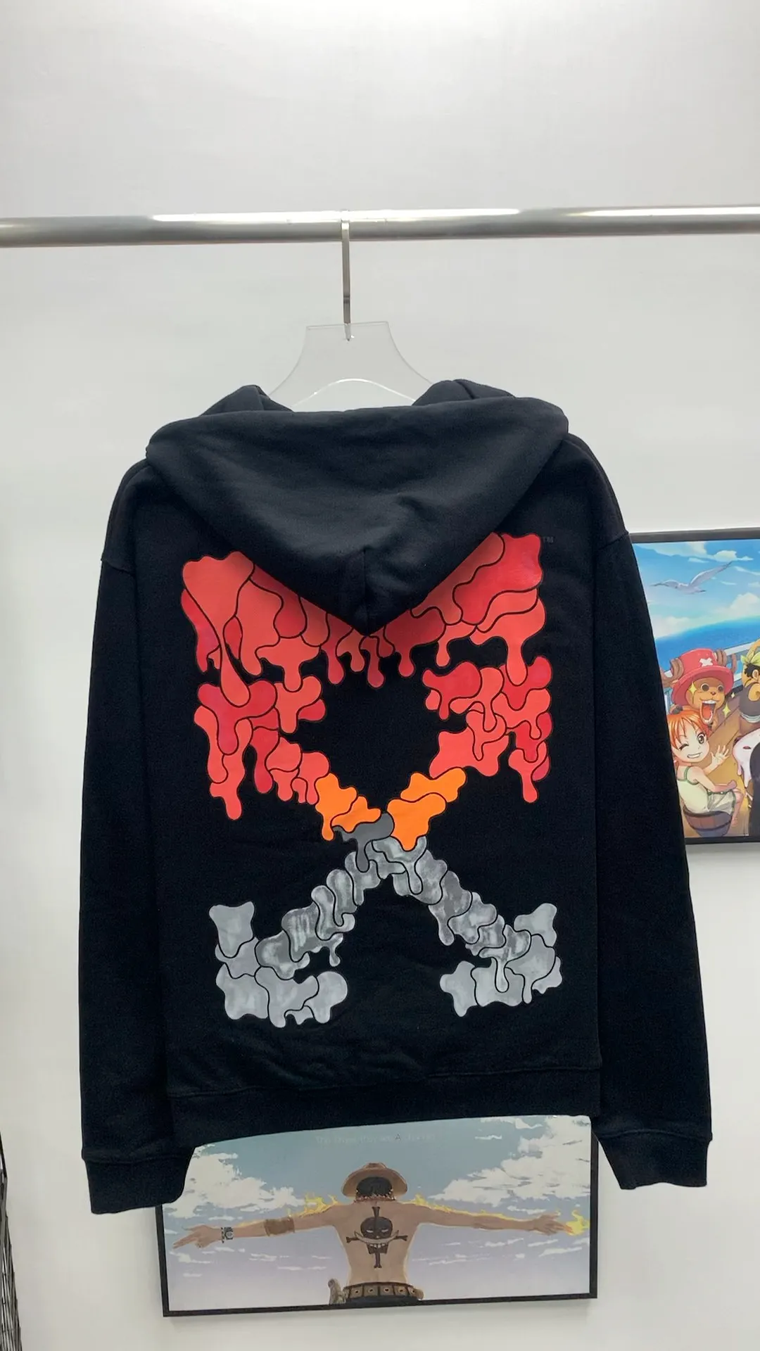 Real shot video on the back——【Launched】The top tested version of the new OFF-WHITE water droplets dissolving ice cream glue arrows men and women couple star same style hoodie sweatshirt graffiti arrow series European niche culture high street versatile inkjet graffiti water drop arrows💧hot melt gradient effect! The printing adopts the imported glue hot stamping process. The printing has an overlapping and melting texture, creating a three-dimensional and dynamic effect. After high temperature and heat fixation, the firmness is very high, so there is no need to worry about the printing fading and falling off easily! The fabric is made of custom-woven and dyed pure cotton twill terry that has been pre-shrunk by washing and treated to prevent pilling. The collar is elastic and the collar is all hemmed. The collar will not deform even after repeated cleaning for a long time!  Complete range of PB packaging bags with wash water label tags and comparison support! 🚩Wall crack recommendation is different from the market currency! A full set of customized accessories! Strict quality control! ZP-purchasing agent of the same level! It’s extremely difficult to reproduce, so don’t be afraid of any comparison! Give it away and keep it for yourself. Color: black. Size chart: XS-L P:390